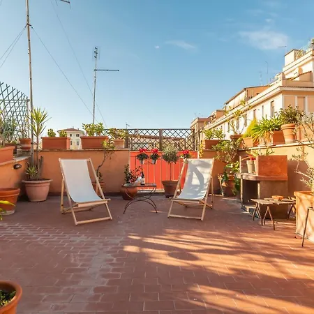Bright And Comfy Terraced In Trastevere * Rom
